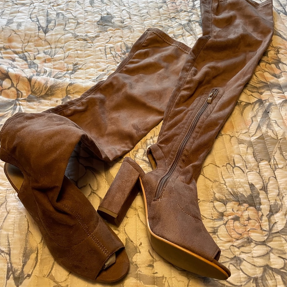 Reneeze shoe. Over the knee open toe boots.